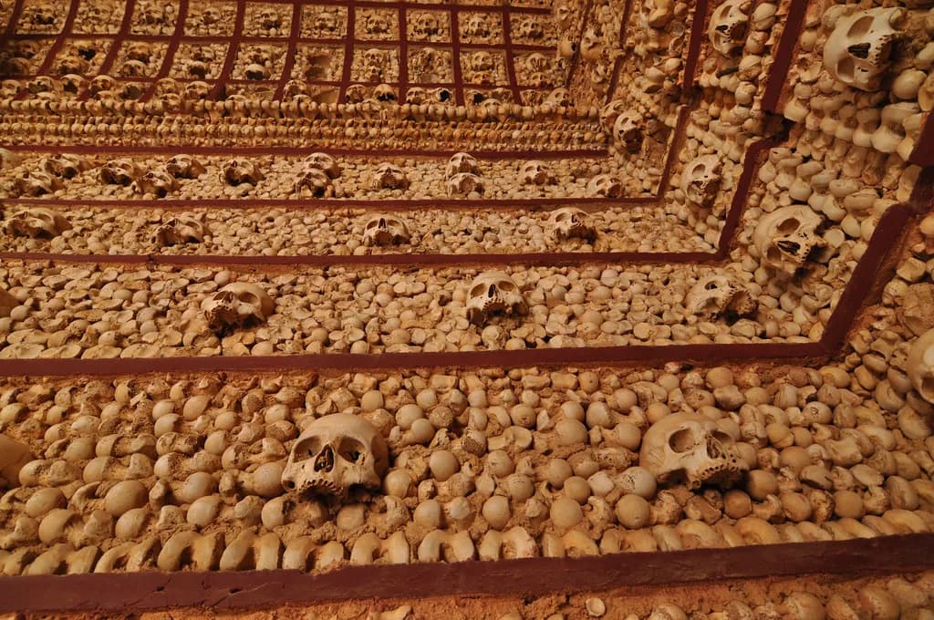 Capela dos Ossos, Faro: Visiting the Bone Chapel