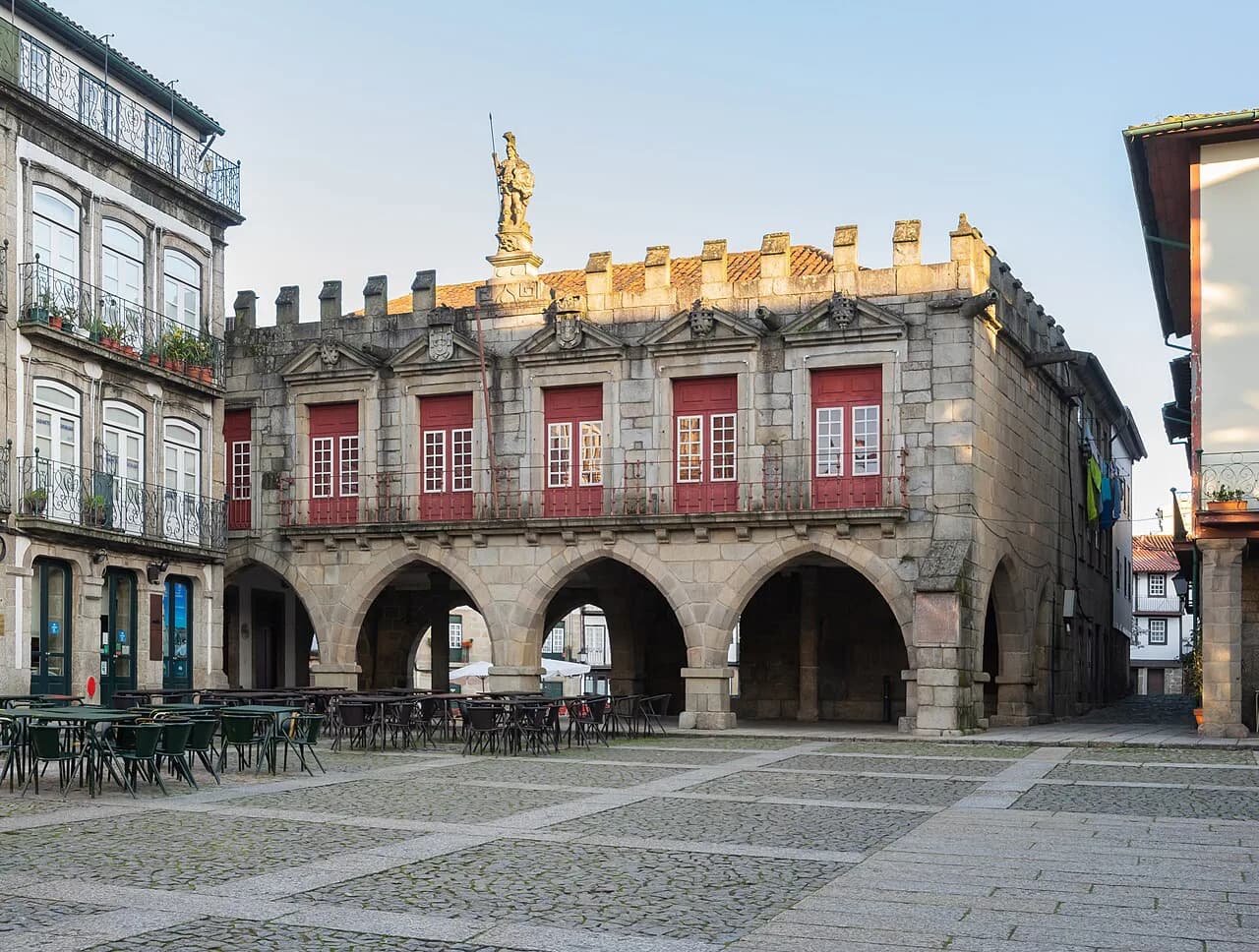 Guimarães Old Town: Squares, Streets and Monuments to Walk