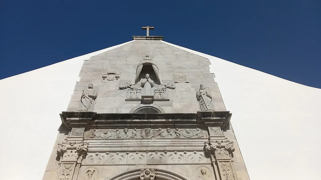Tavira sightseeing: choosing your churches, bridge and riverside stops