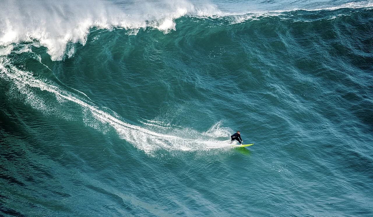 Nazaré Big Waves: When They Break and Where to Watch