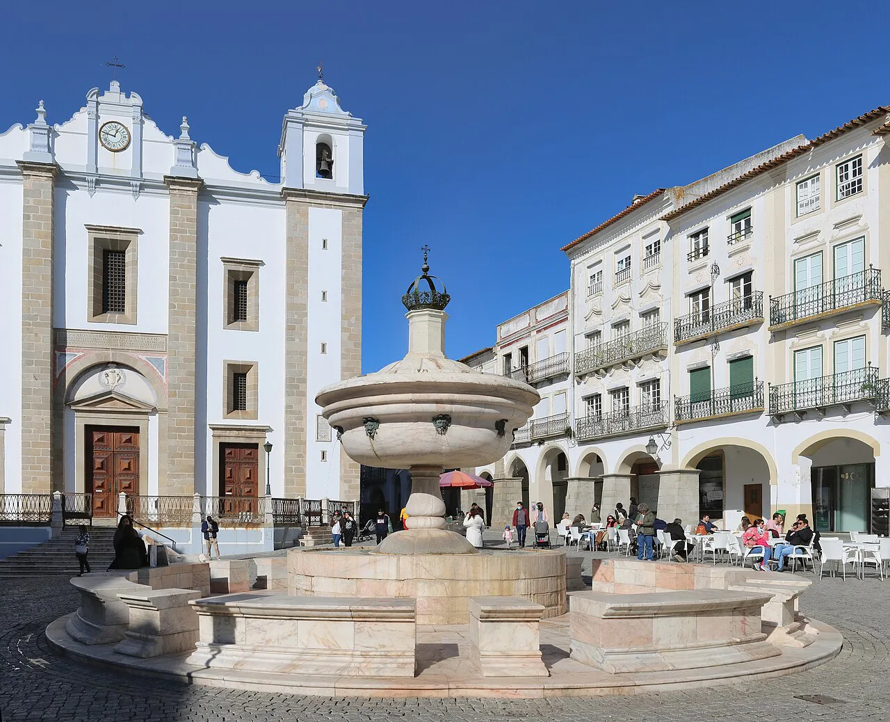 The fountain on Praça do Giraldo in Évora.