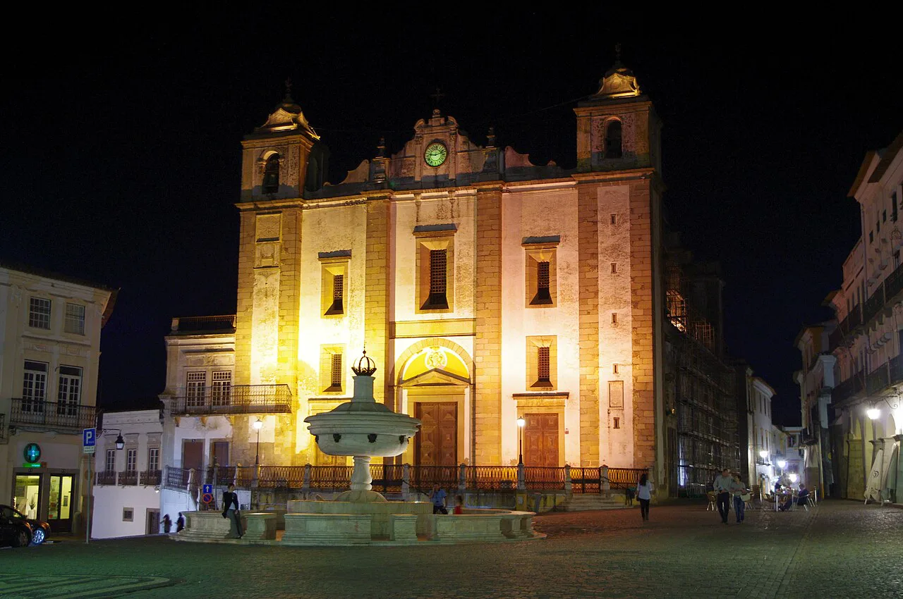 Évora's Praça do Giraldo lit up at night.