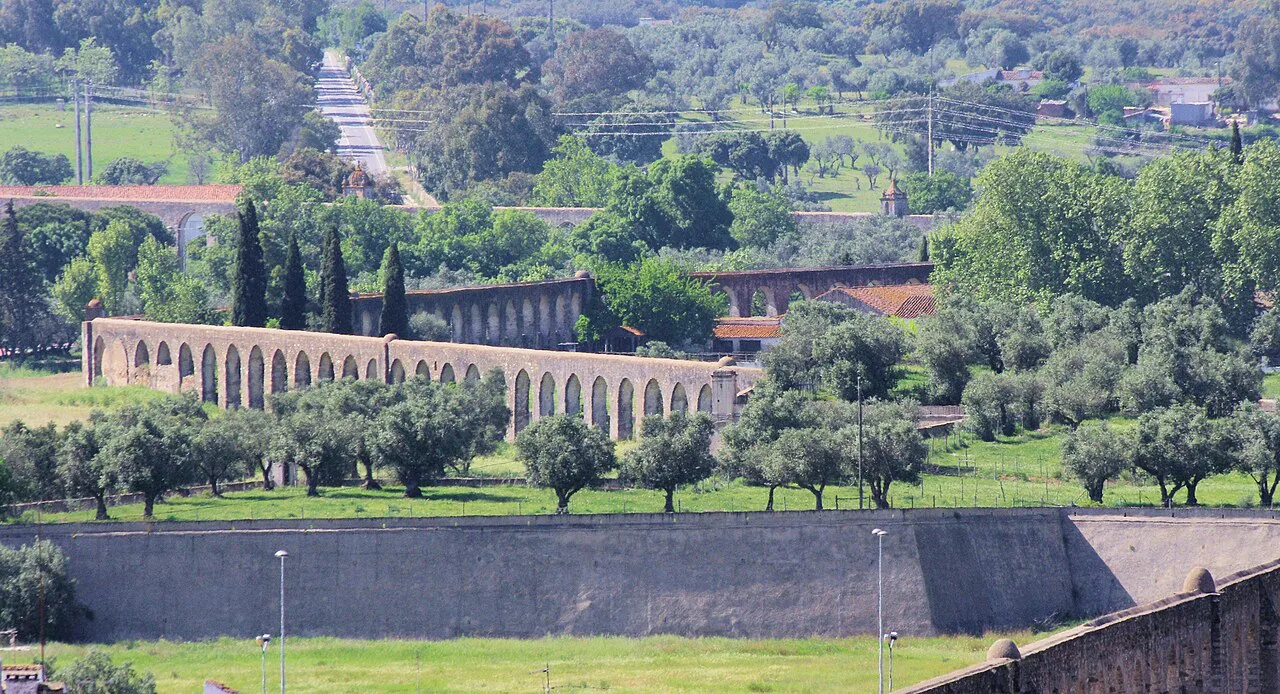 The Aqueduto da Água de Prata crossing the countryside outside Évora.