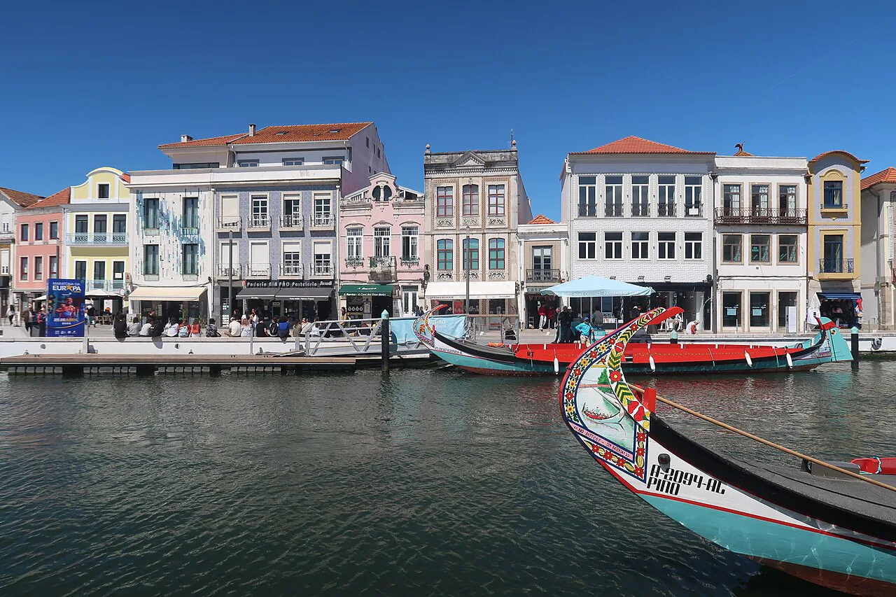 Moliceiro boats on the Canal Central in Aveiro.