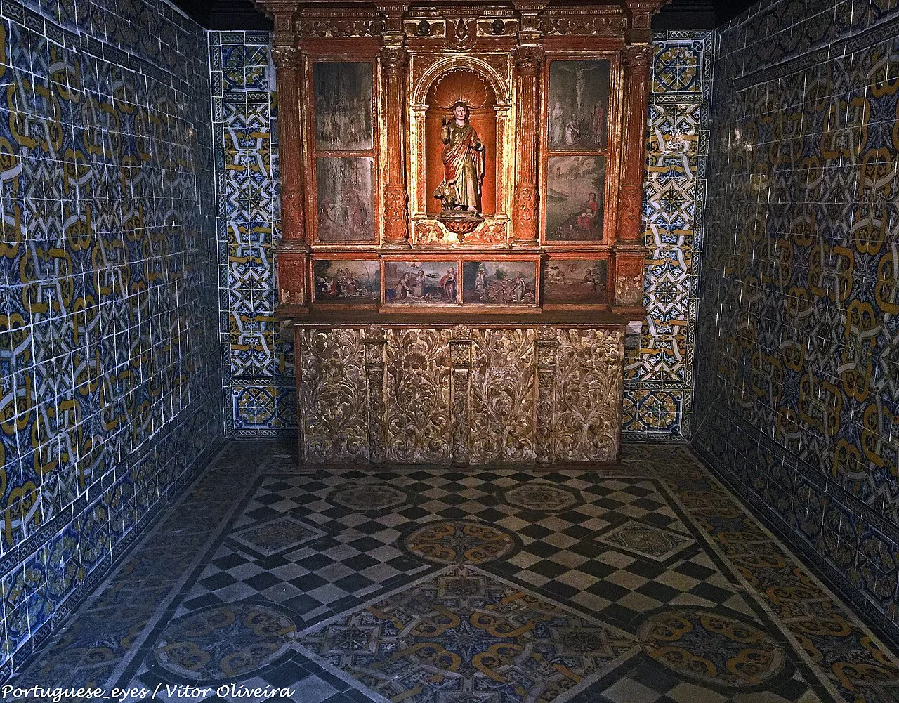 A tiled chapel with a gilded altarpiece in the Aveiro Museum, the former Mosteiro de Jesus.