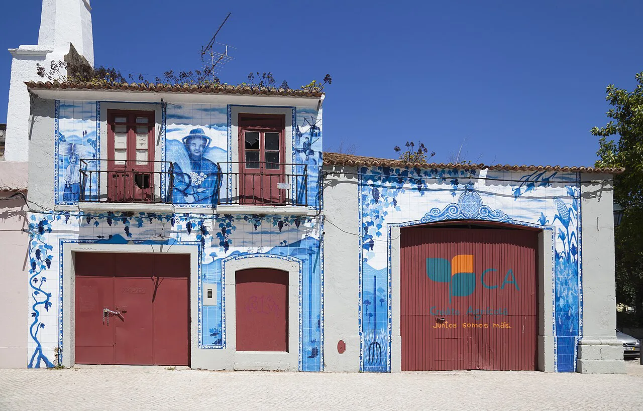 A building covered in blue and white azulejos on Avenida Luísa Todi in Setúbal.