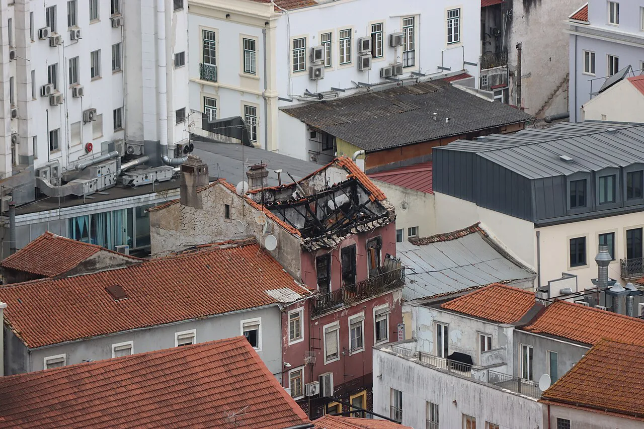 Rooftops and old buildings on Rua da Sota in Coimbra's Baixa.