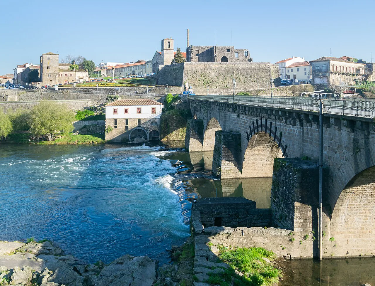 Barcelos and its old stone bridge, seen from Barcelinhos.