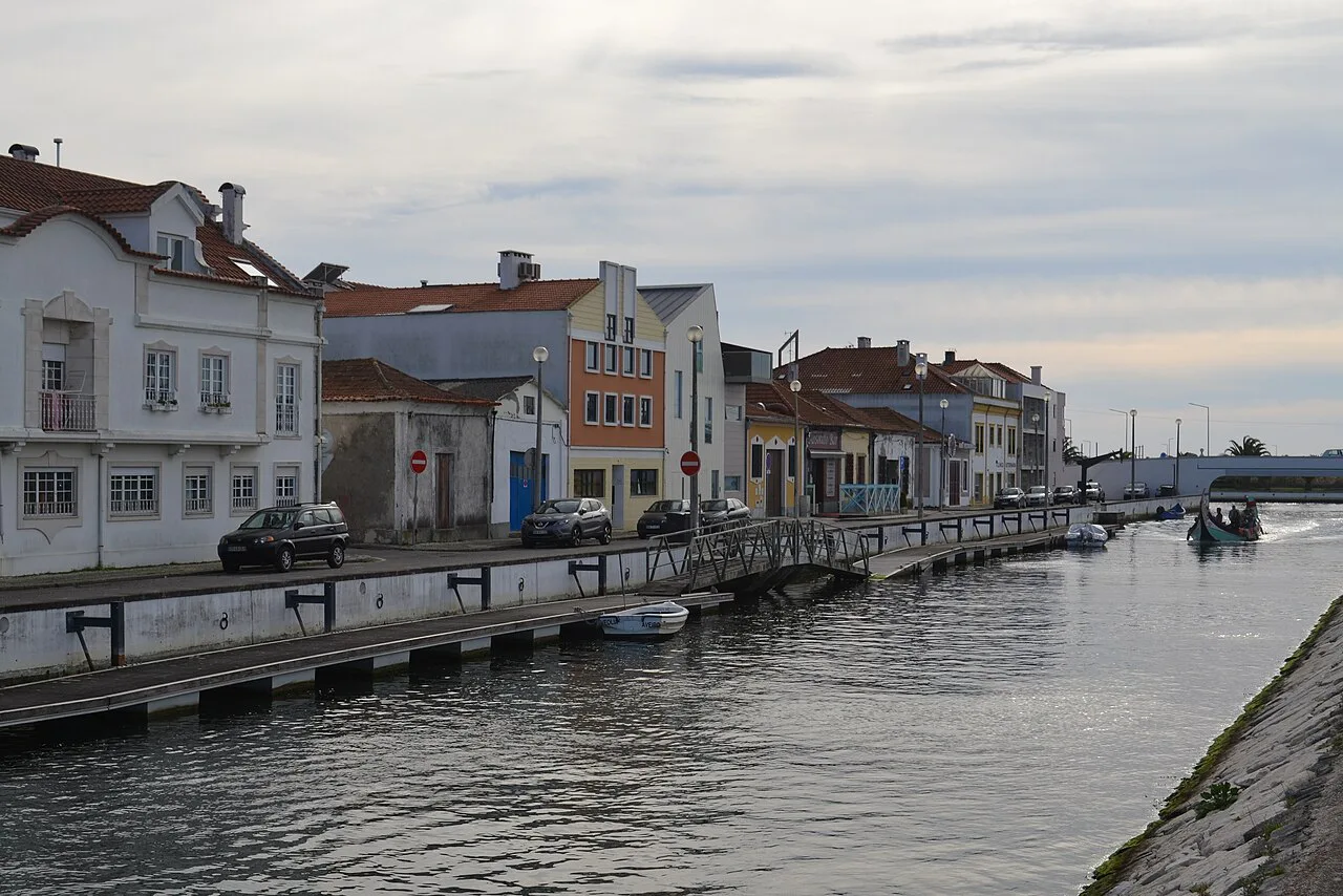 Houses along the Canal de São Roque in Aveiro's Beira-Mar quarter.