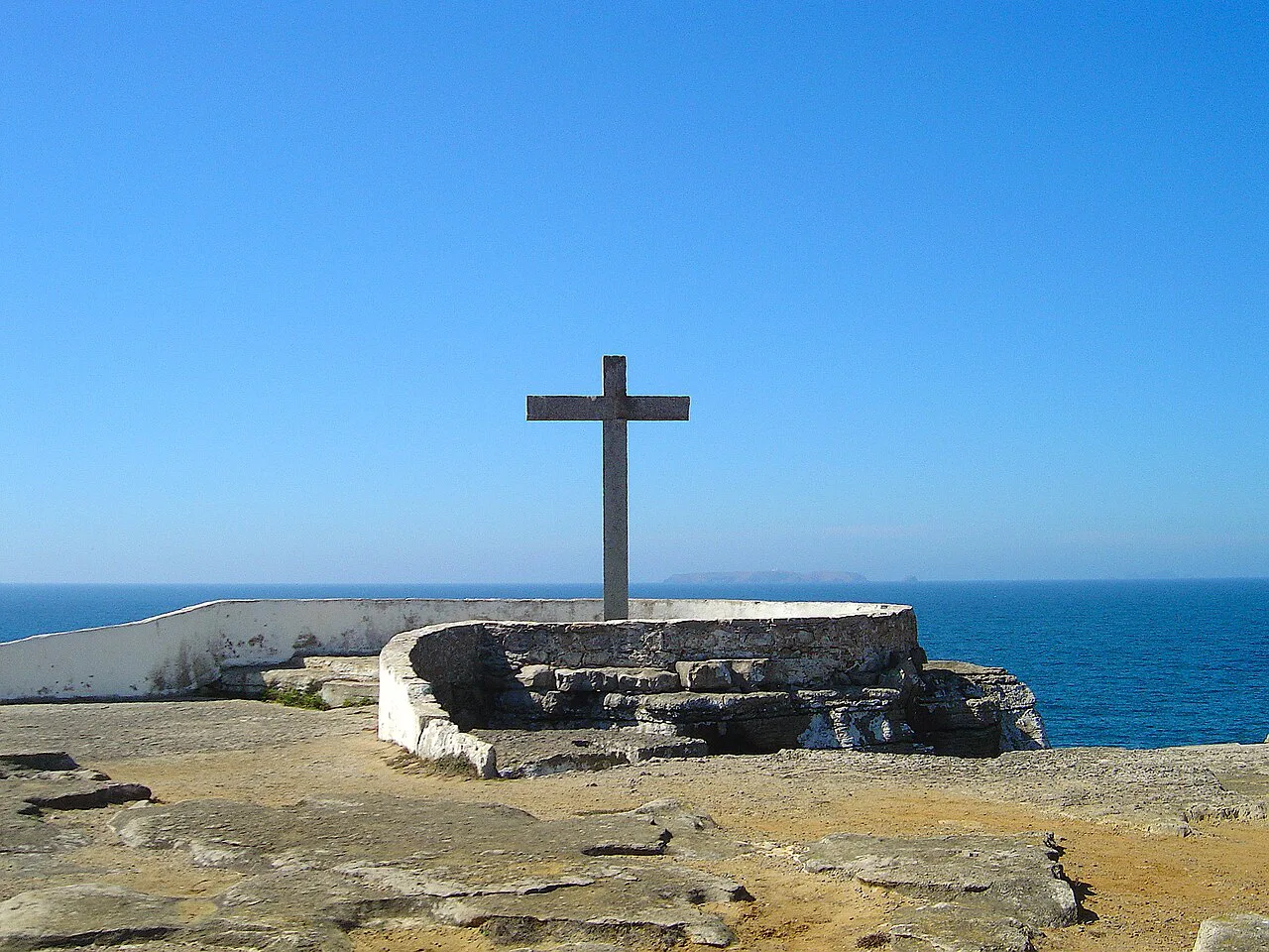 The Cruz dos Remédios on the rocky coast at Peniche.