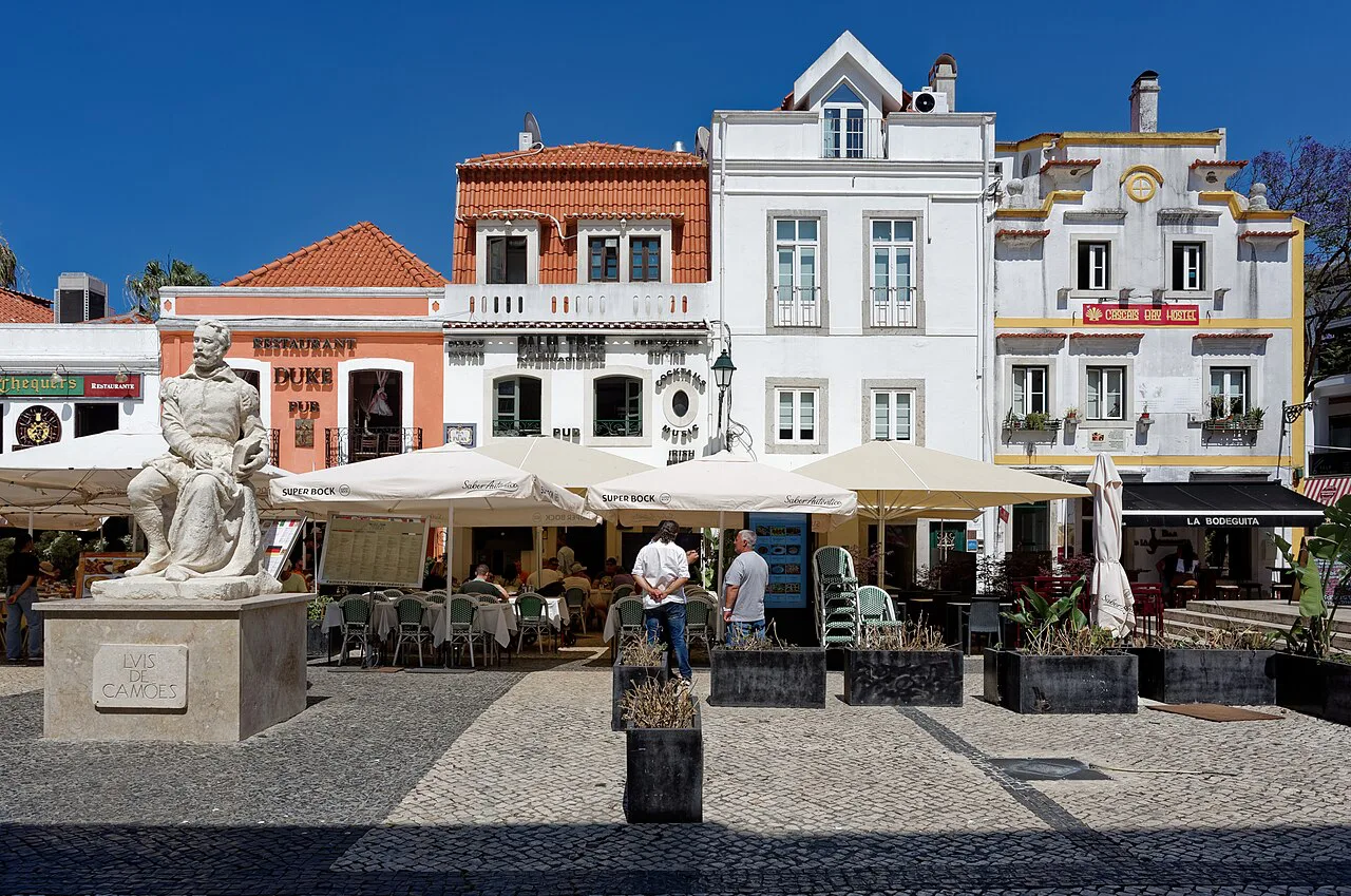 Largo de Camões in Cascais, with café terraces and the statue of Luís de Camões.