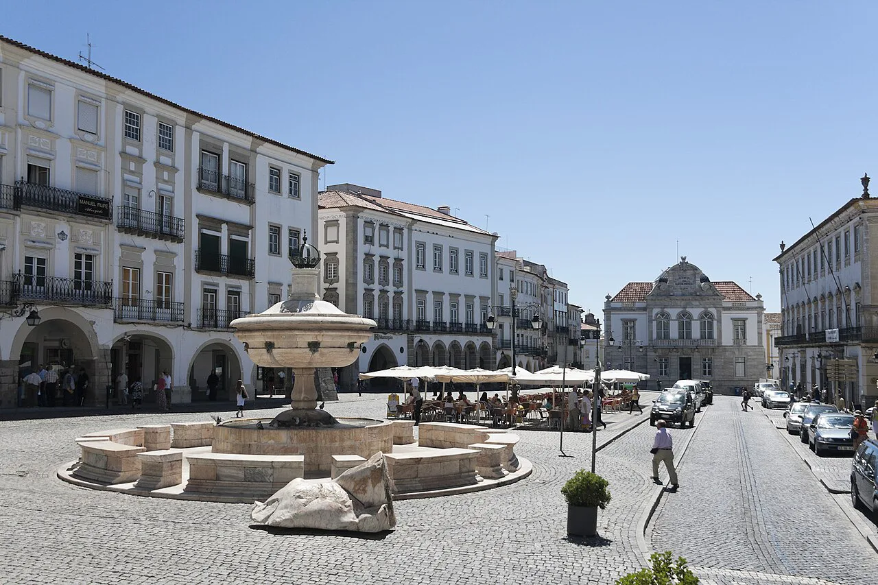 Praça do Giraldo, the main square of Évora, with its fountain.