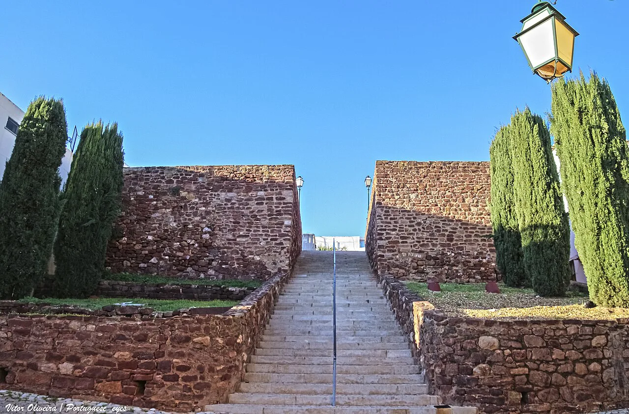 Stone steps between walls in Silves.