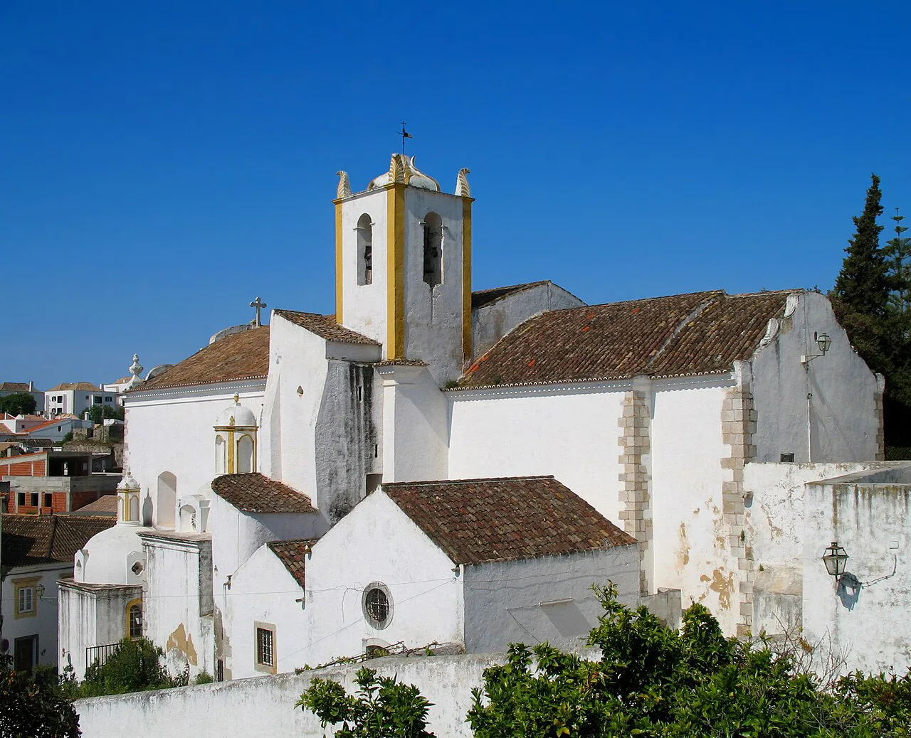 The whitewashed Church of Santiago in Tavira.