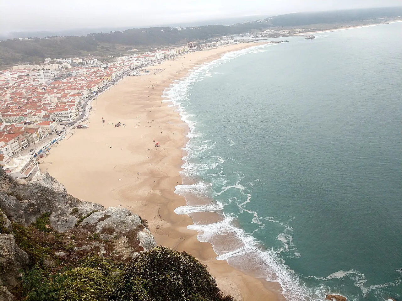 A high view over Nazaré beach and the town along the bay.
