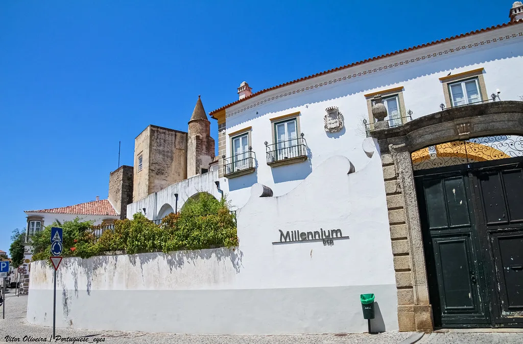The whitewashed Palacete do Banco Comercial Português with its tower in Évora.