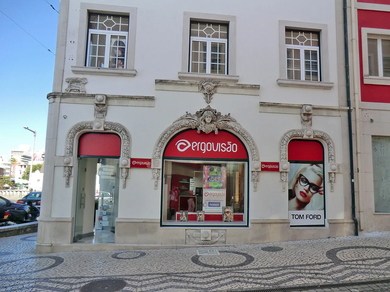 The façade of the Sapataria Miguéis building in Aveiro.