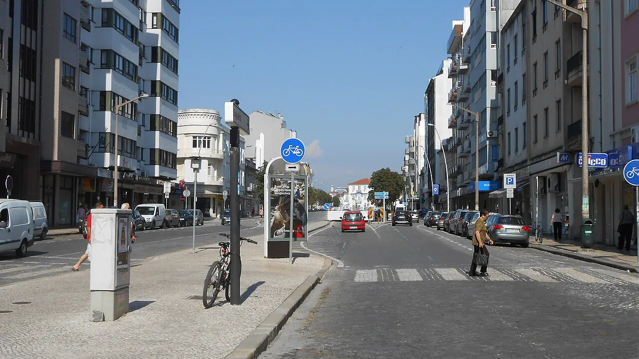 Avenida Dr. Lourenço Peixinho in Aveiro, which runs from the station to the centre.