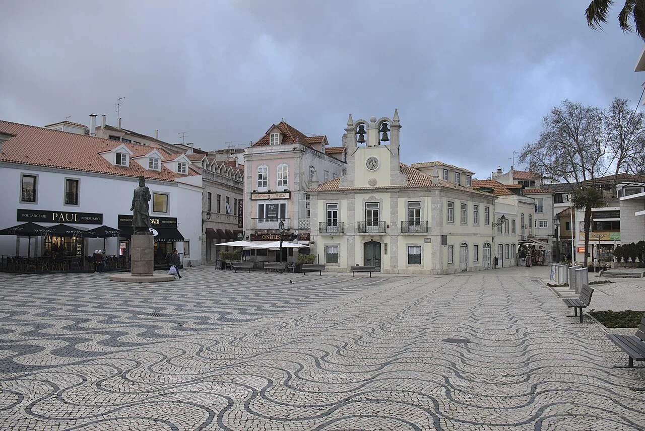Praça 5 de Outubro in Cascais, with the statue of King Peter I.
