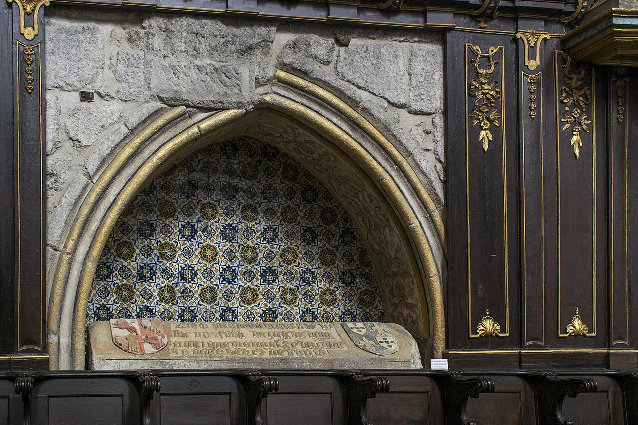 A tiled Gothic arch inside the Igreja de São Domingos in Guimarães.