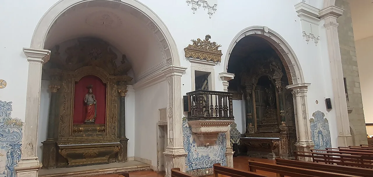 Side altars inside the Sé de Aveiro, Aveiro's cathedral.