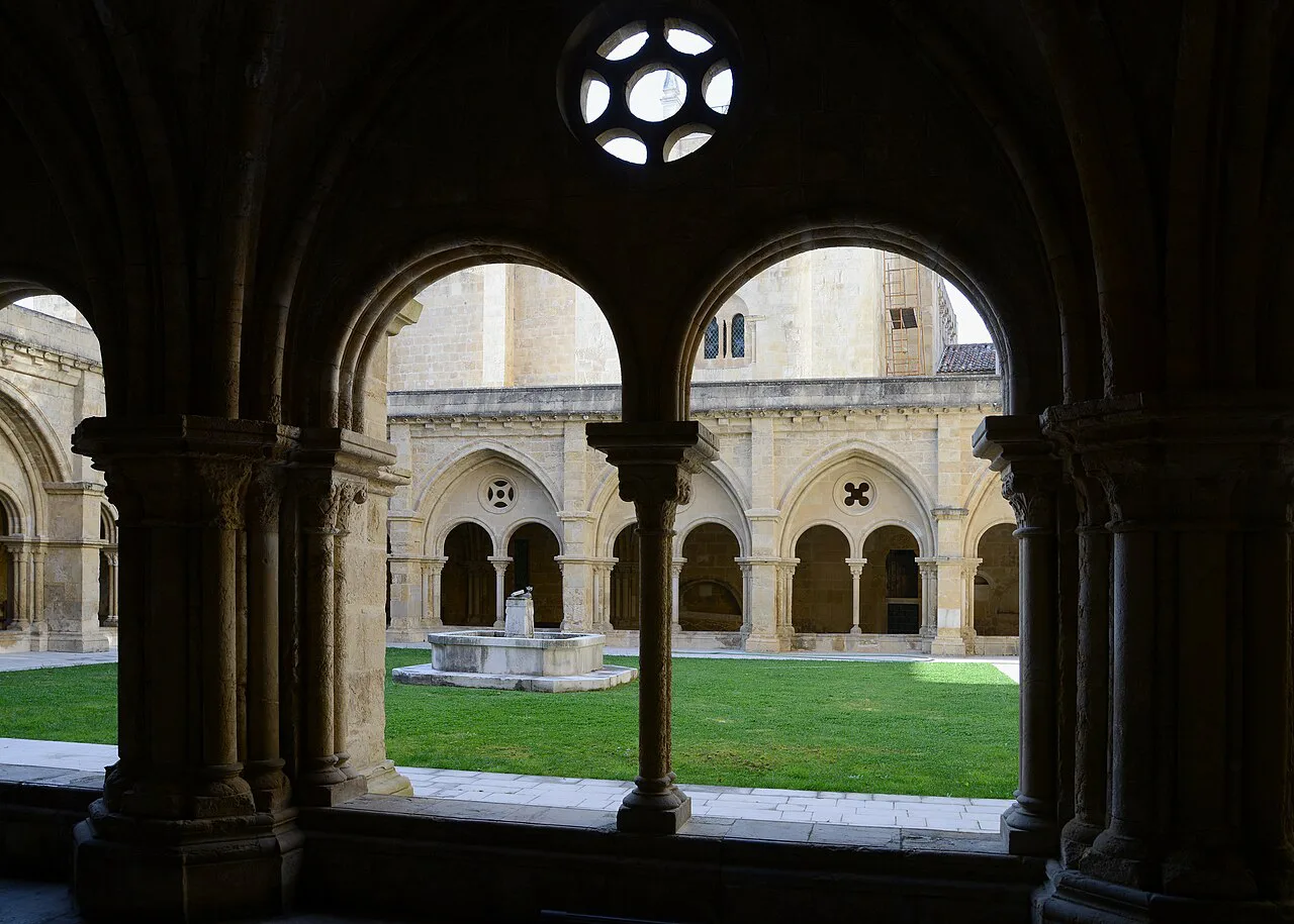 The cloister of Coimbra's Sé cathedral seen through its arches.