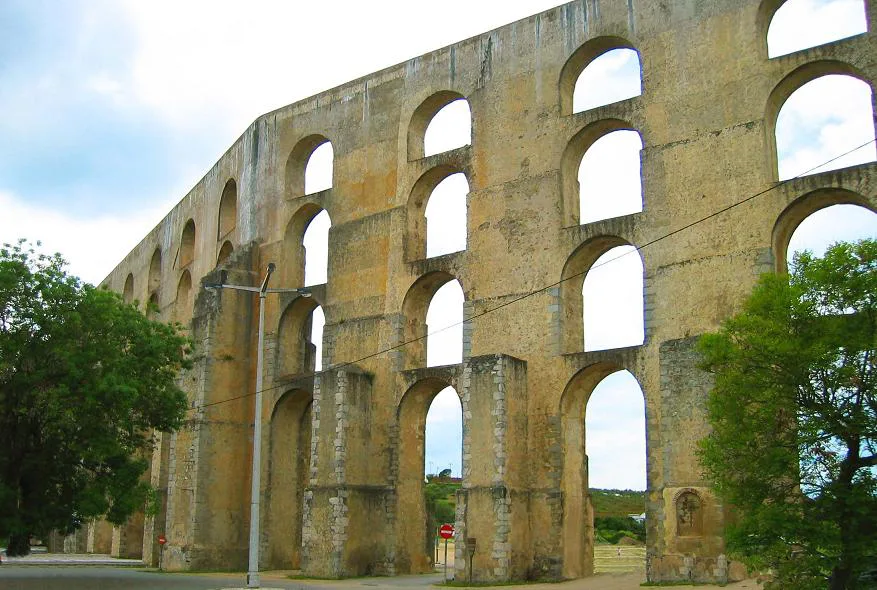 The arches of the Amoreira Aqueduct in Elvas.