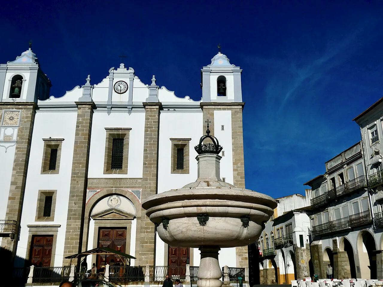 The fountain and a church on Praça do Giraldo in Évora.