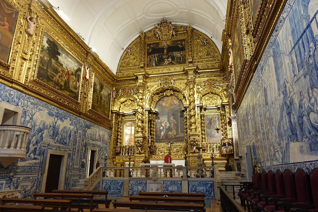 The gilded altar and azulejo-lined walls of the Igreja da Misericórdia in Évora.