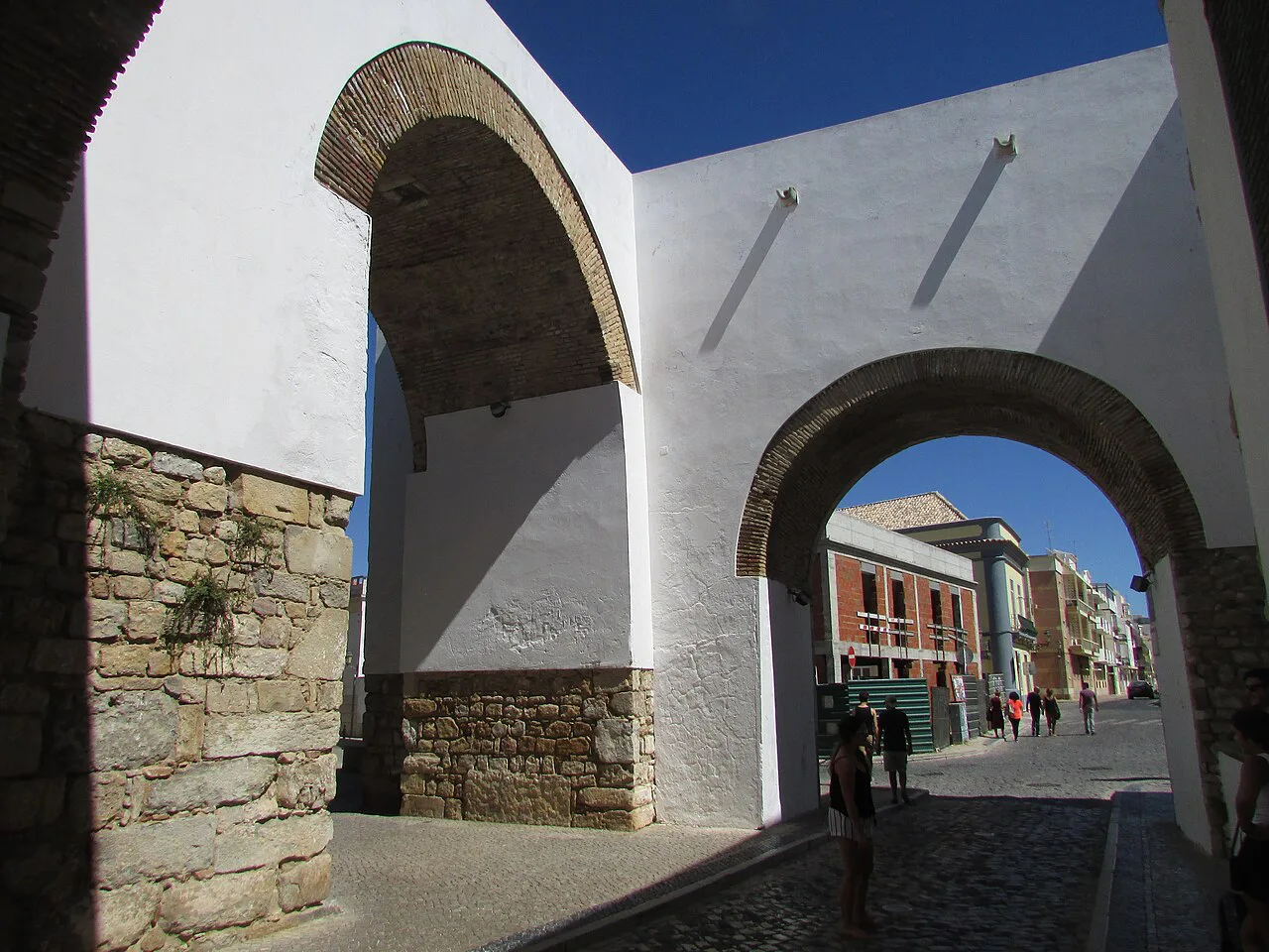 The archway of the Arco do Repouso on Rua do Repouso in Faro's old town.