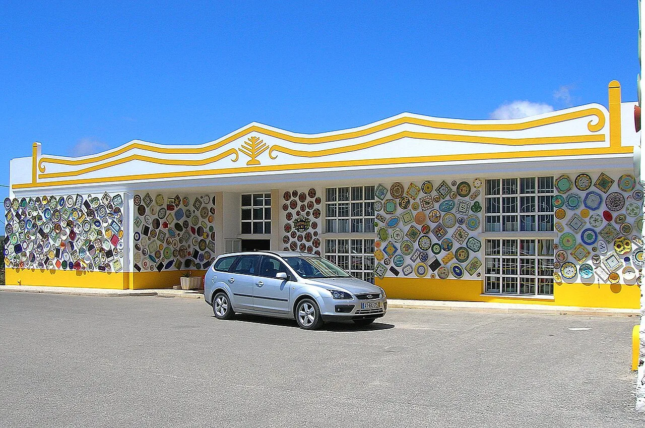 A pottery shop with walls covered in painted plates in Sagres.