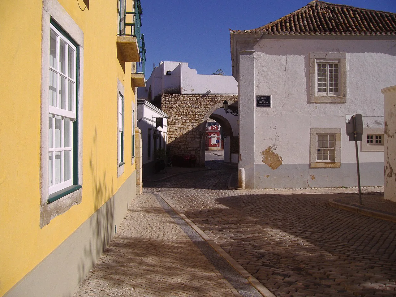 Rua do Repouso and the Arco do Repouso in the old town of Faro.