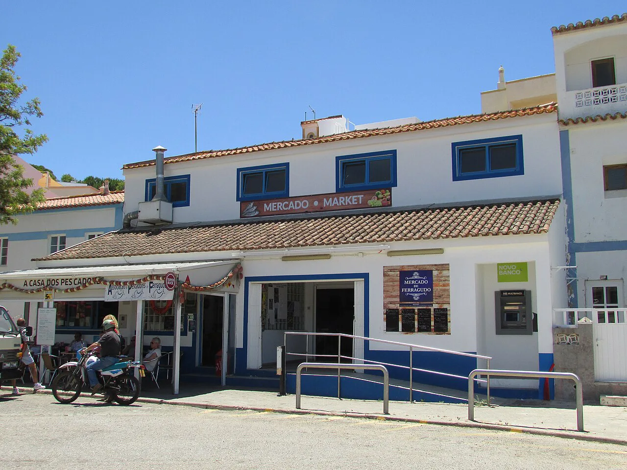 The Mercado Municipal on Rua Infante Santo in Ferragudo.