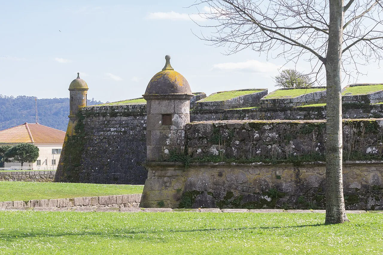 The ramparts and corner sentry box of the Forte de Santiago da Barra in Viana do Castelo.