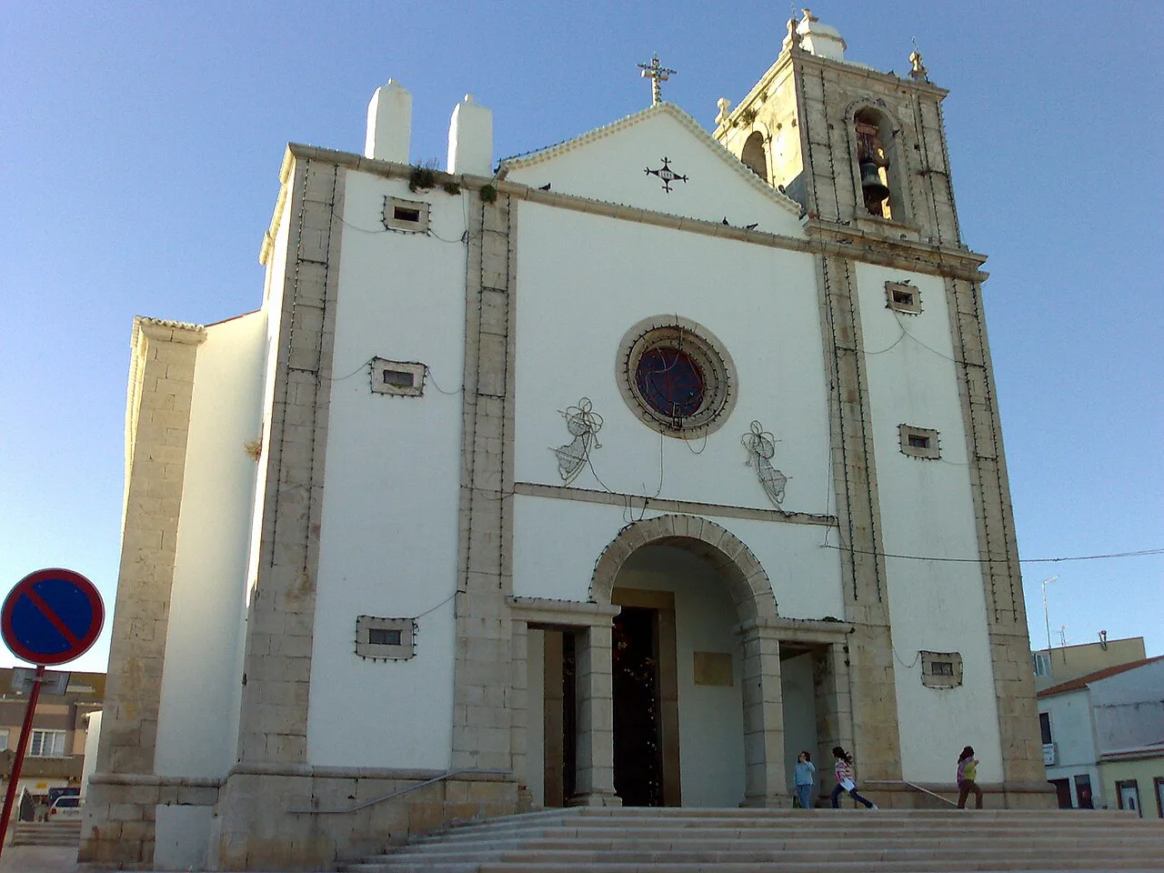 The whitewashed façade of the Igreja de São Pedro in Peniche.