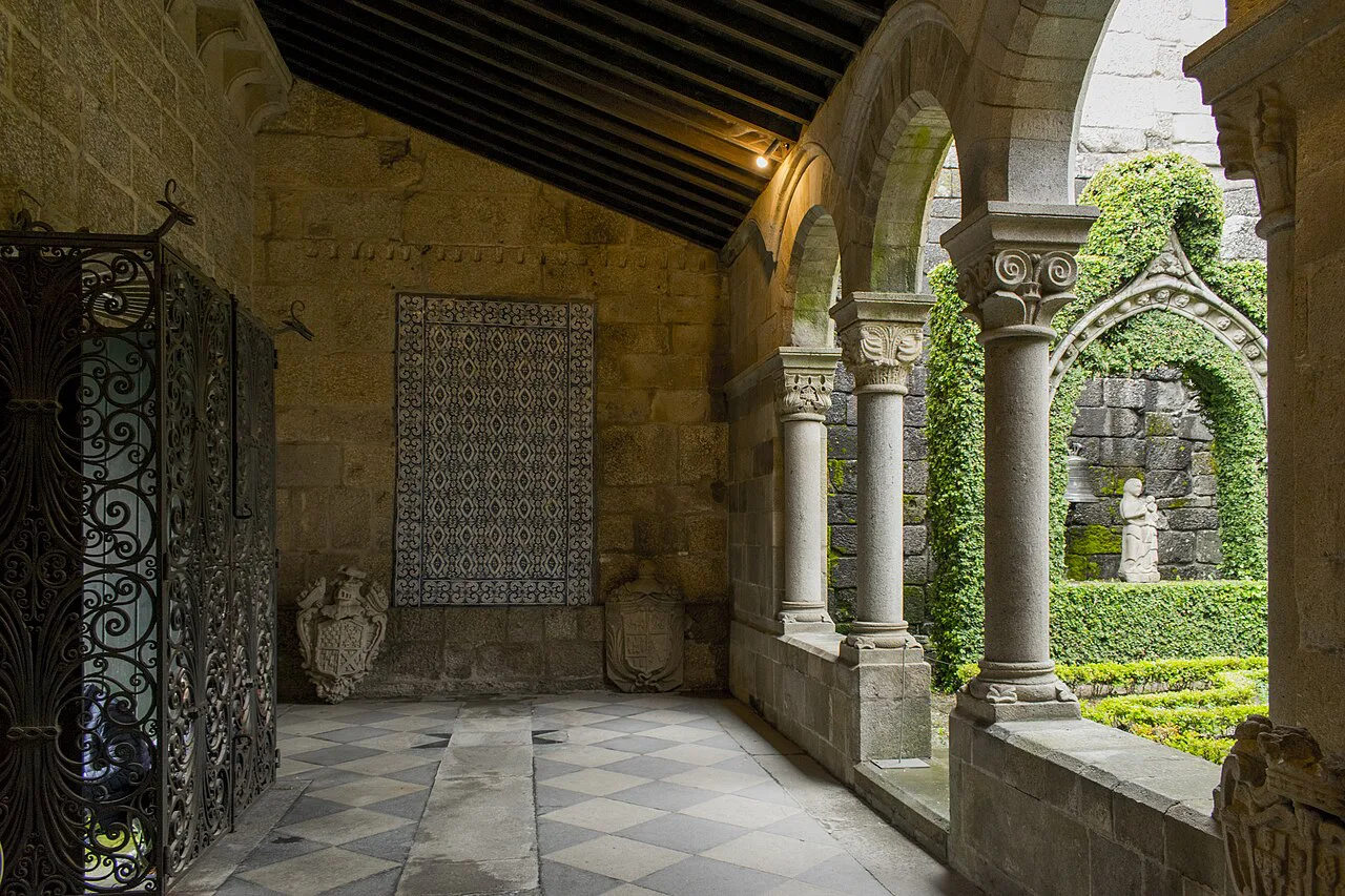 The cloister of the Alberto Sampaio Museum in Guimarães.
