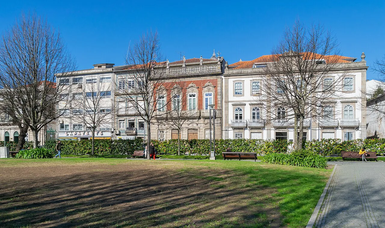 Gardens and buildings on Avenida Central in Braga.