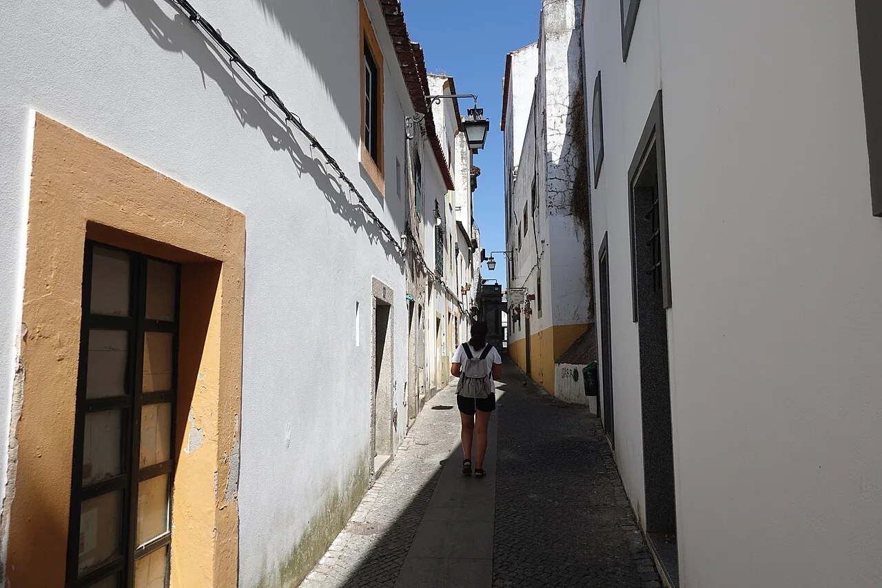 The narrow whitewashed street of Alcárcova de Cima in Évora.