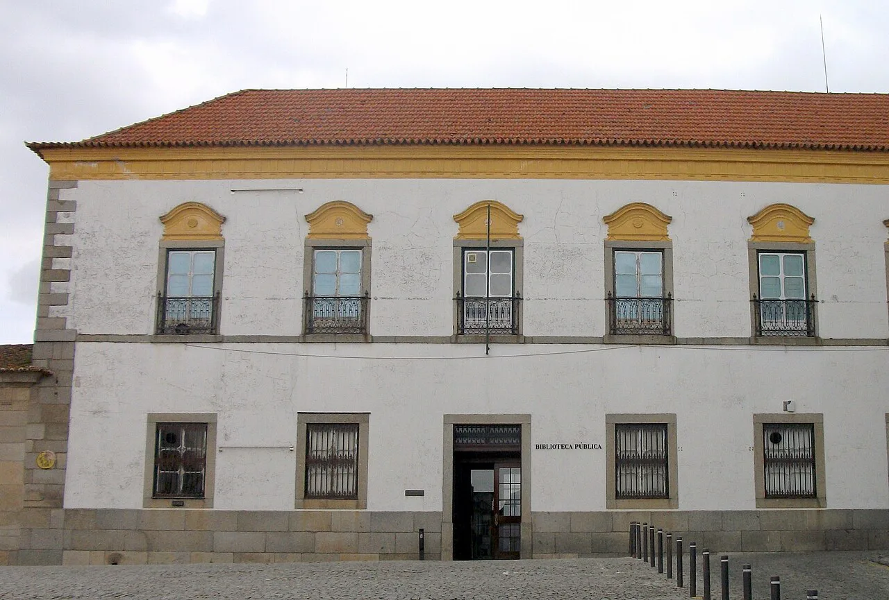The façade of the public library in Évora.