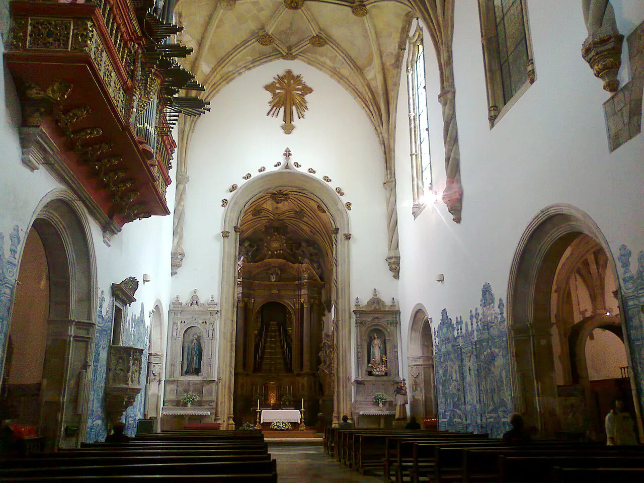 The nave of the Church of the Monastery of Santa Cruz in Coimbra, with tiled walls.