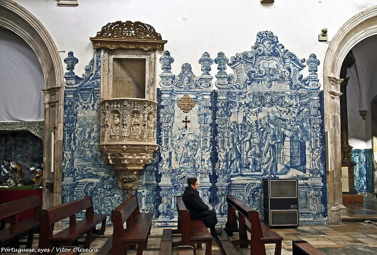 Blue-and-white azulejo panels and a carved pulpit in the Igreja de Santa Cruz in Coimbra.