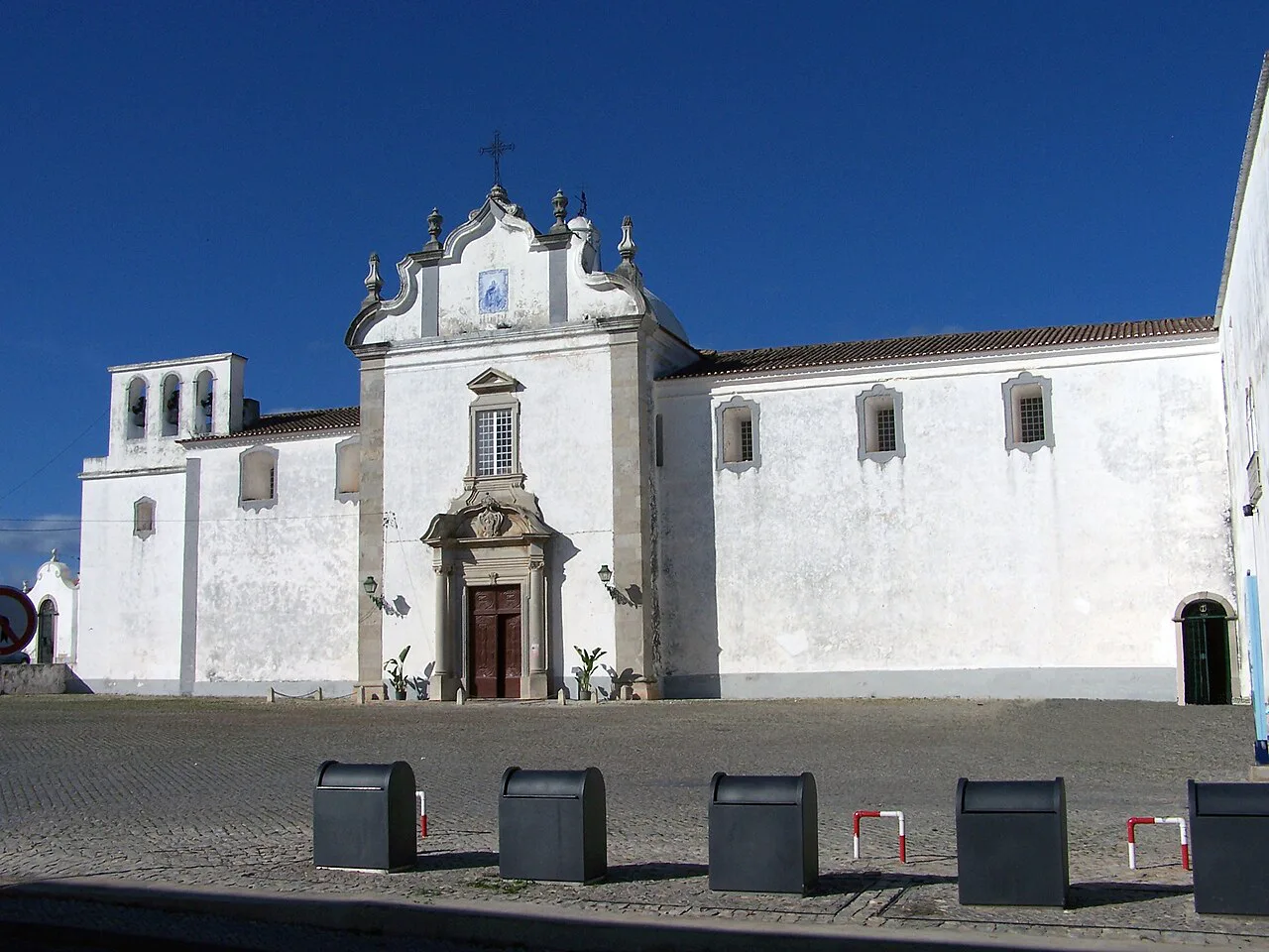 The white façade of the Igreja de Nossa Senhora do Carmo in Tavira.