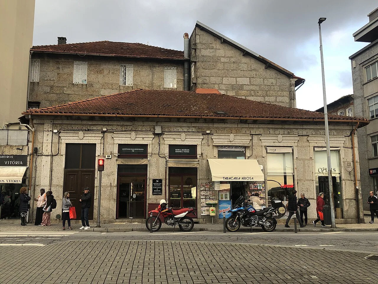 A corner house on Gil Vicente Street in Guimarães, with shops at ground level.
