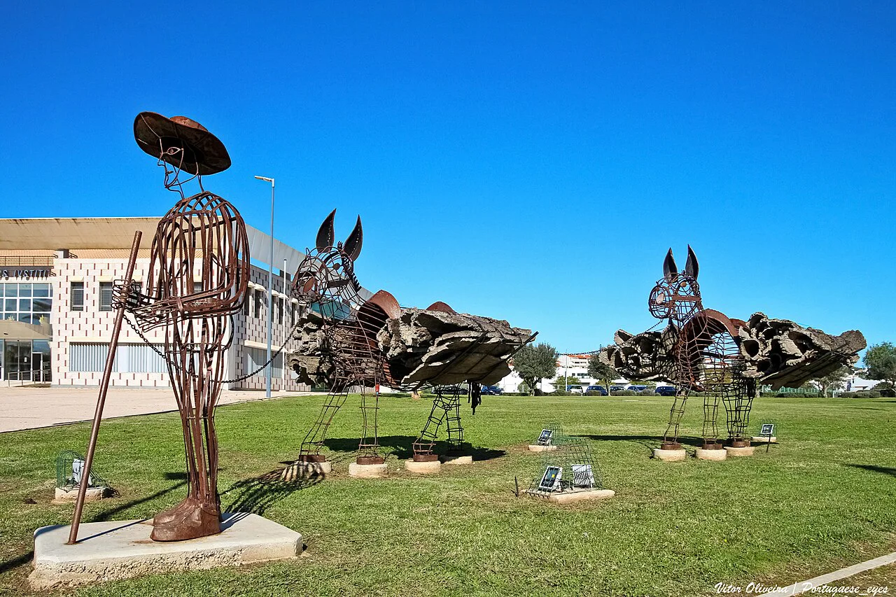The Monumento ao Corticeiro sculptures honouring cork workers in Silves.