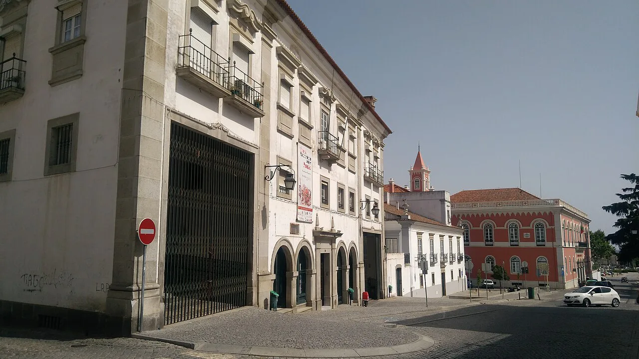Whitewashed buildings lining a street in the centre of Évora.