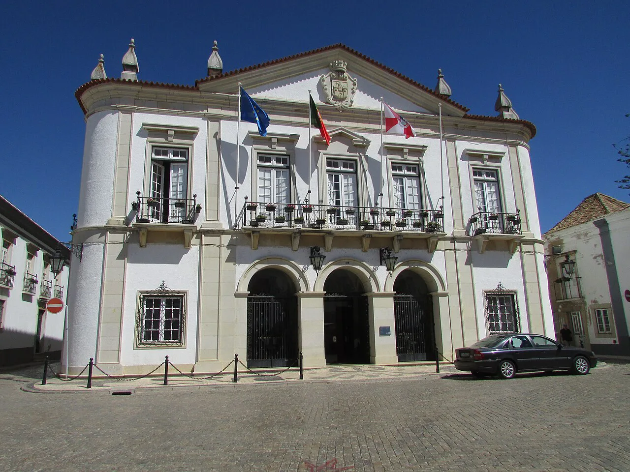 The Câmara Municipal (town hall) on Largo da Sé in the old town of Faro.