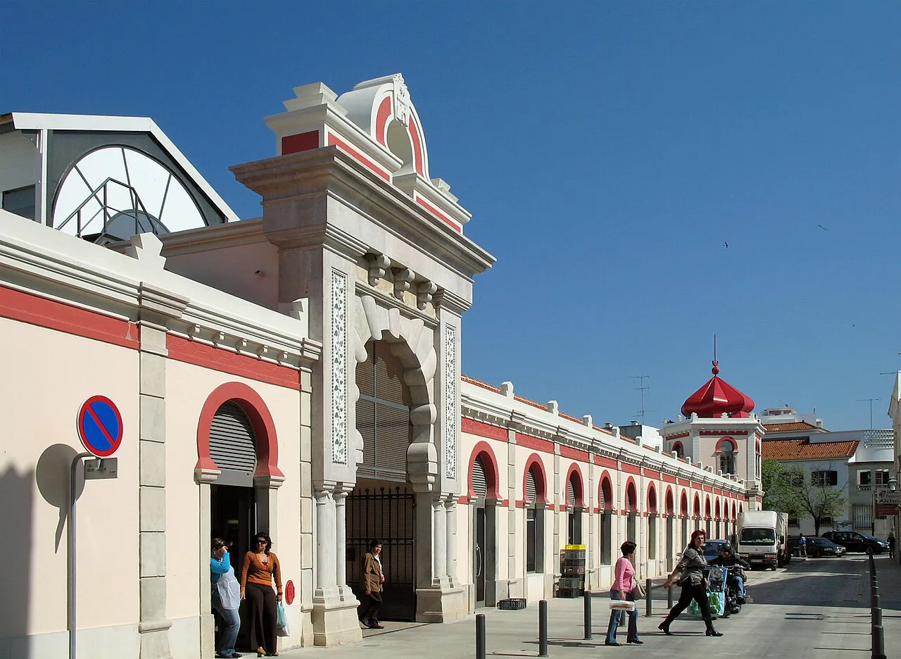 The exterior of the Mercado Municipal in Loulé.