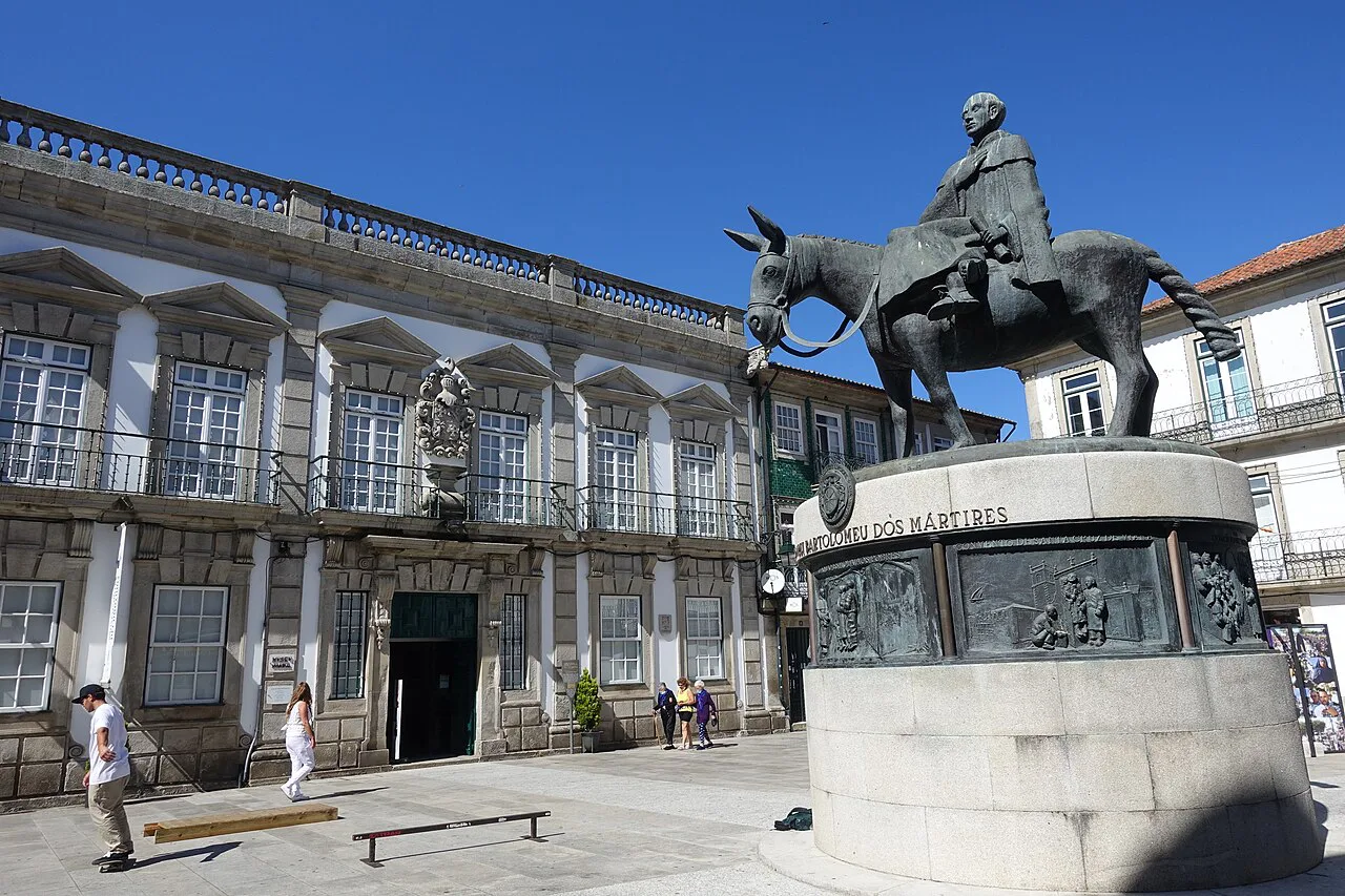 The Casa dos Barbosa Maciel in Viana do Castelo, home of the municipal museum, with a statue in front.