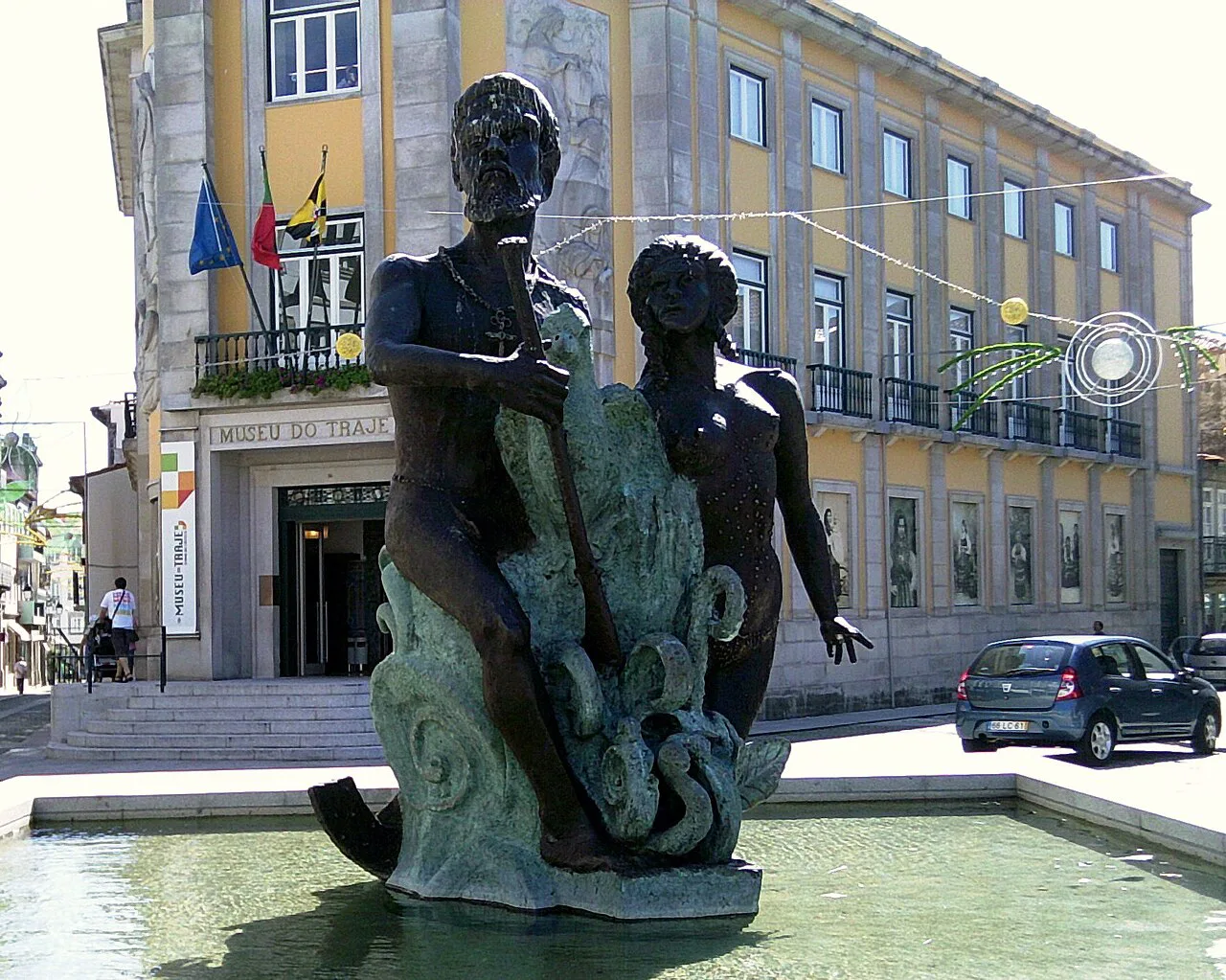 The Caramuru and Paraguaçu sculpture in Viana do Castelo, with the Museu do Traje building behind.