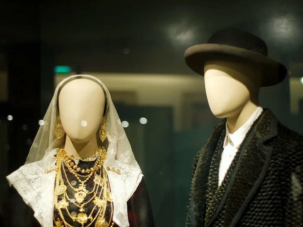 Mannequins in traditional Viana costume at the Museu do Traje in Viana do Castelo.